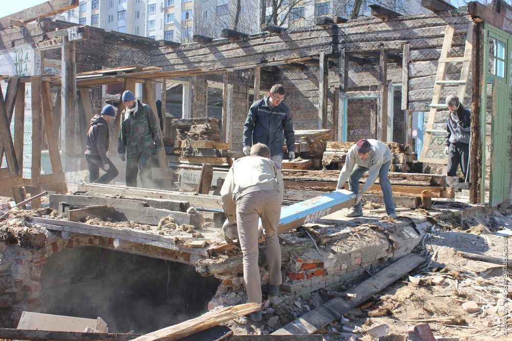 2014 г. Энтузіясты разбіраюць дом, каб захаваць яго элементы.